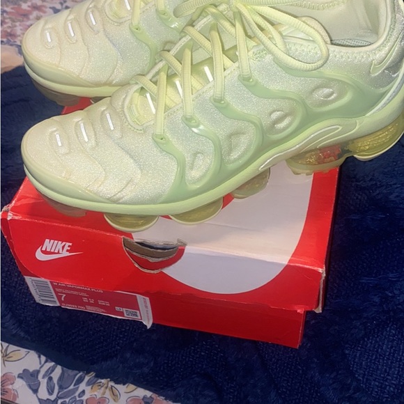 Women’s vapor max plus size 7 - Picture 4 of 4